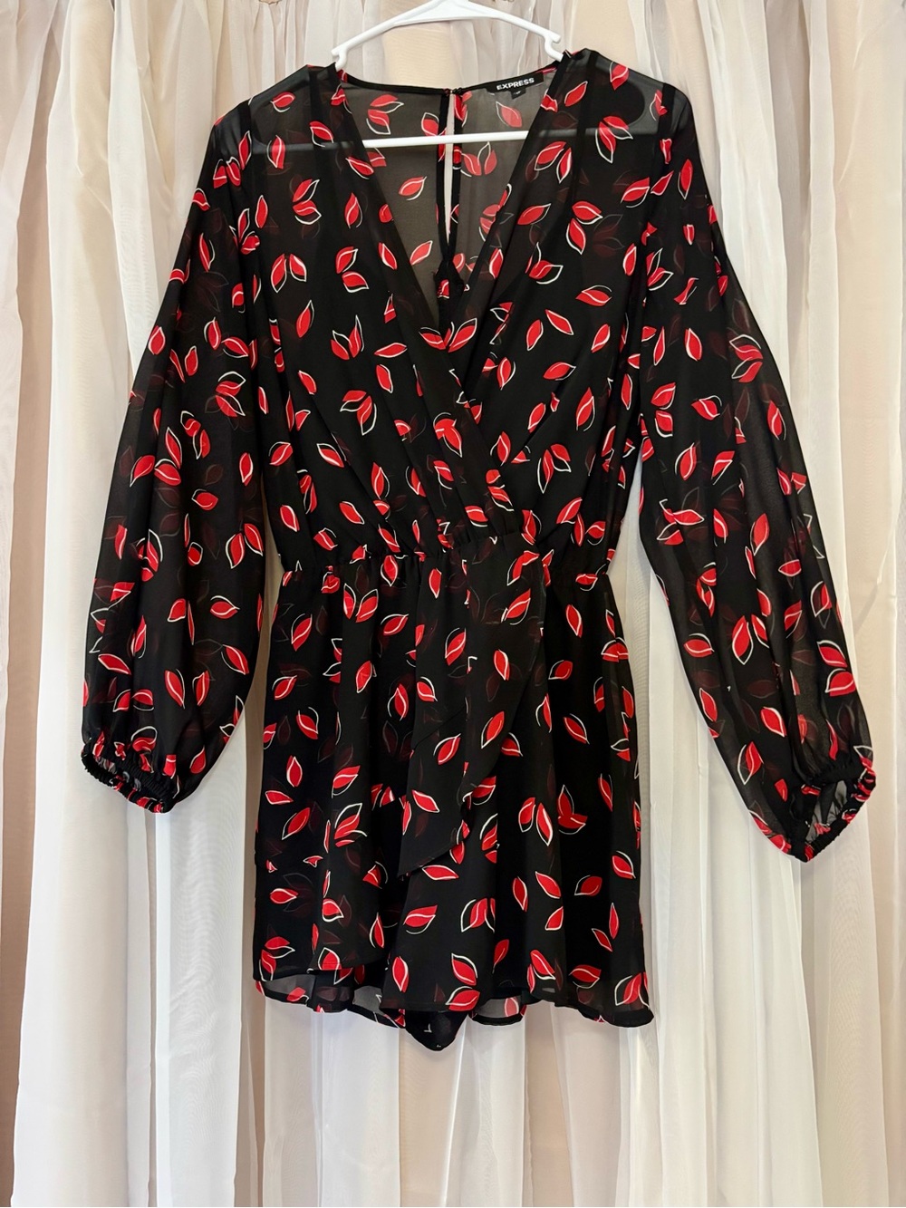 Express Size XS Black Red Leaf-Print V-Neck Long-Sleeve Top